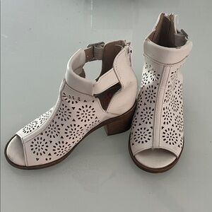 Jellypop Girls White Cutout Heeled Ankle Boots